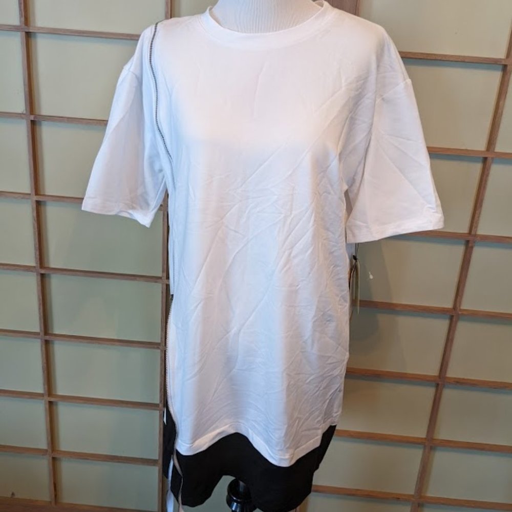 Beautiful Hyo White and Black Women Blouse with Full Zipper accent size M/L, NWT